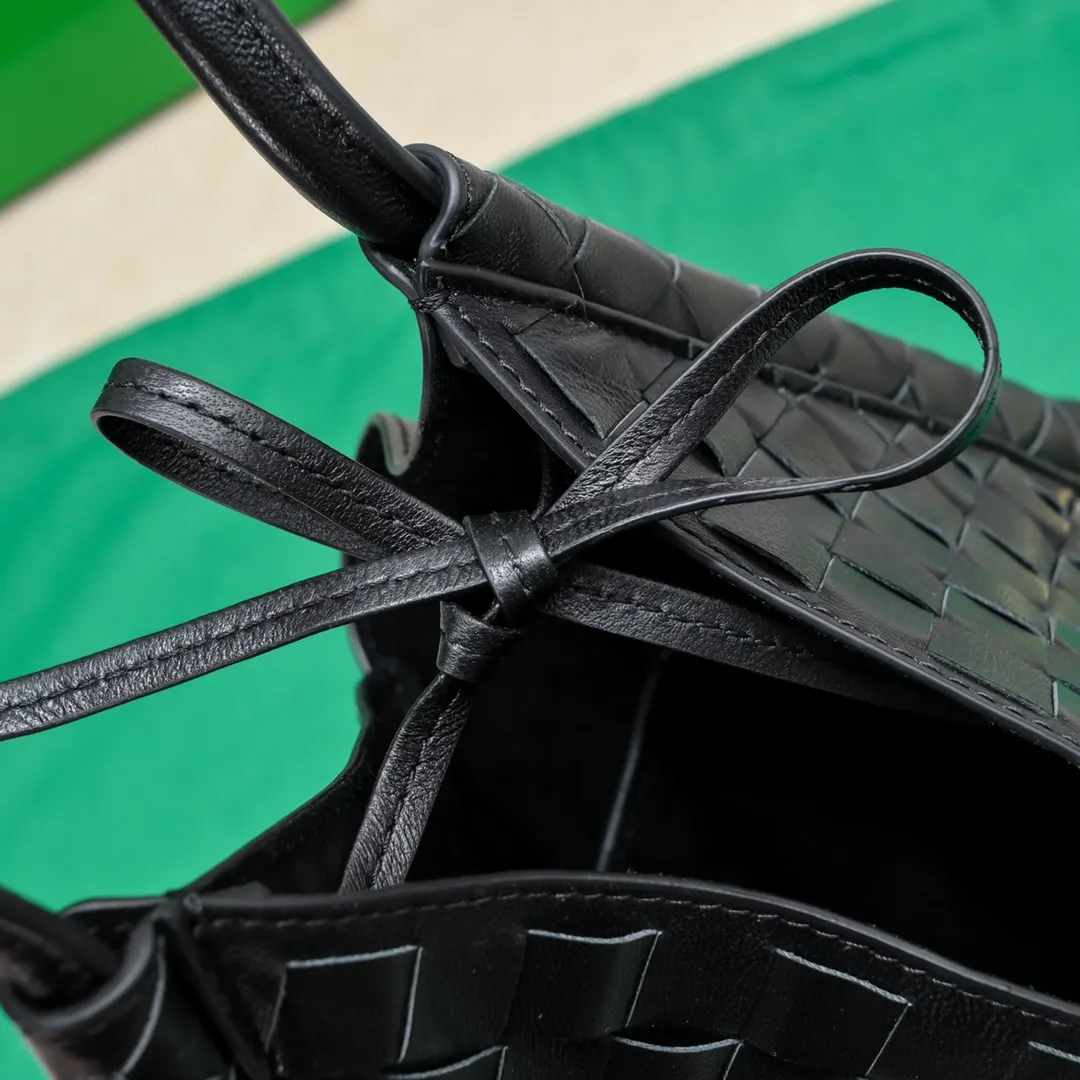 Batch 1700 #BottegaVeneta Bottega The same style as Yang Mi Solstice Shoulder Ba's latest bag type. It also comes with a small bag inside. Very casual style 🔥 High-end, quiet and simple bag from BV show, "Solstice" dark green, black, ice cream color, various colors present different aesthetics The knots made with jewelry-grade craftsmanship, under the collision of soft leather and metal, present a unique sense of high-end. Elegant, casual, and unique. Style number: 0898 Size: 26*3*30cm